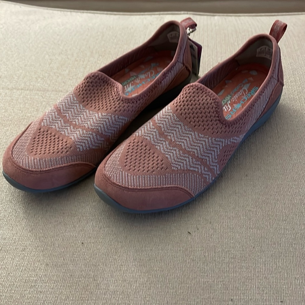 Skechers Classic Fit Women’s Slip-on Sneakers 🆕